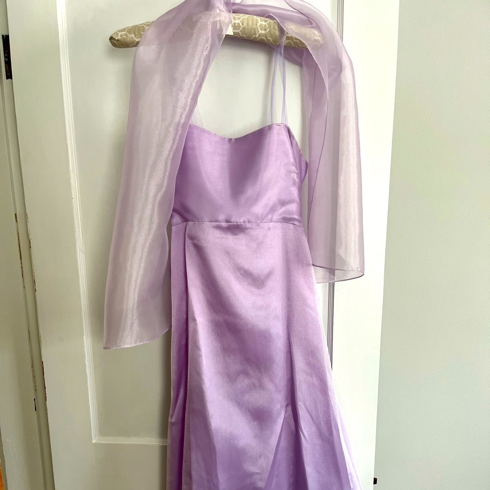 Beautiful prom gown with low cut back!! Extra shawl and was only worn once!
